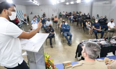 PREFEITURA FAZ DOAÇÃO DE MOCHILAS DE HIDRATAÇÃO PARA 15º BATALHÃO DO CORPO DE BOMBEIROS