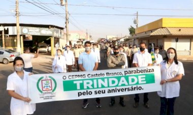 PREFEITO PARTICIPA DE DESFILE CÍVICO COM 200 ALUNOS DE COLÉGIO MILITAR