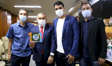 MARDEN JÚNIOR VISITA EXPOSIÇÃO EM HOMENAGEM AOS 101 ANOS DE TRINDADE NA CÂMARA MUNICIPAL DE GOIÂNIA