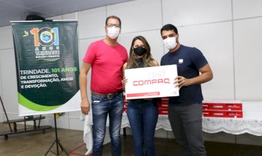 Marden Júnior entrega notebooks para tutores e coordenadores da Secretaria de Educação da Prefeitura de Trindade