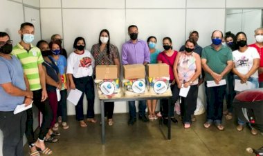 GABRIELA ALVES ENTREGA CESTAS PARA SERVIDORES COM SALÁRIOS MENORES NA ÚLTIMA TERÇA-FEIRA, EM DOIS ÓRGÃOS DA PREFEITURA DE TRINDADE