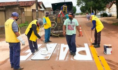 EQUIPES DA PREFEITURA DE TRINDADE APROVEITAM TRÉGUA NAS CHUVAS PARA INTENSIFICAR TRABALHO DE TAPA-BURACOS, ROÇAGEM E SINALIZAÇÃO DE TRÂNSITO
