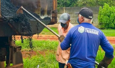 FRENTES DE SERVIÇOS DA PREFEITURA DE TRINDADE ATUAM EM VÁRIOS BAIRROS DA CIDADE. DETERMINAÇÃO DO PREFEITO MARDEN JÚNIOR QUE OS TRABALHOS SEJAM REALIZADOS EM TODOS SETORES DO MUNICÍPIO
