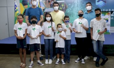 AÇÃO INOVADORA DO PREFEITO MARDEN JÚNIOR PREMIA ALUNOS QUE TERÃO DESENHOS PUBLICADOS EM CAPAS DE CADERNOS A SEREM ENTREGUES A ESTUDANTES DA REDE DE MUNICIPAL DE ENSINO DE TRINDADE