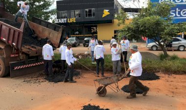 FRENTES DE SERVIÇOS DO PROGRAMA PREFEITURA TRABALHANDO PARA VOCÊ ATUAM NESSA SEGUNDA-FEIRA NOS PRIMEIROS SETORES DE TRINDADE. DETERMINAÇÃO DO PREFEITO MARDEN JÚNIOR, QUE TRABALHOS SEJAM REALIZADOS EM TODOS 122 BAIRROS DA CIDADE