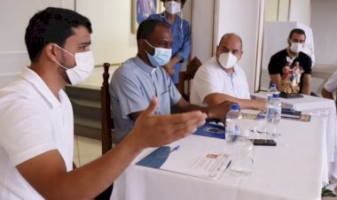 PREFEITO MARDEN JÚNIOR PARTICIPA DE COLETIVA DE IMPRENSA NO SANTUÁRIO BASÍLICA E DEFENDE QUE FORMATO PRESENCIAL OU VIRTUAL DA ROMARIA DO DIVINO PAI ETERNO SEJA DEFINIDO APÓS CENÁRIO EPIDEMIOLÓGICO DA PANDEMIA DA COVID-19