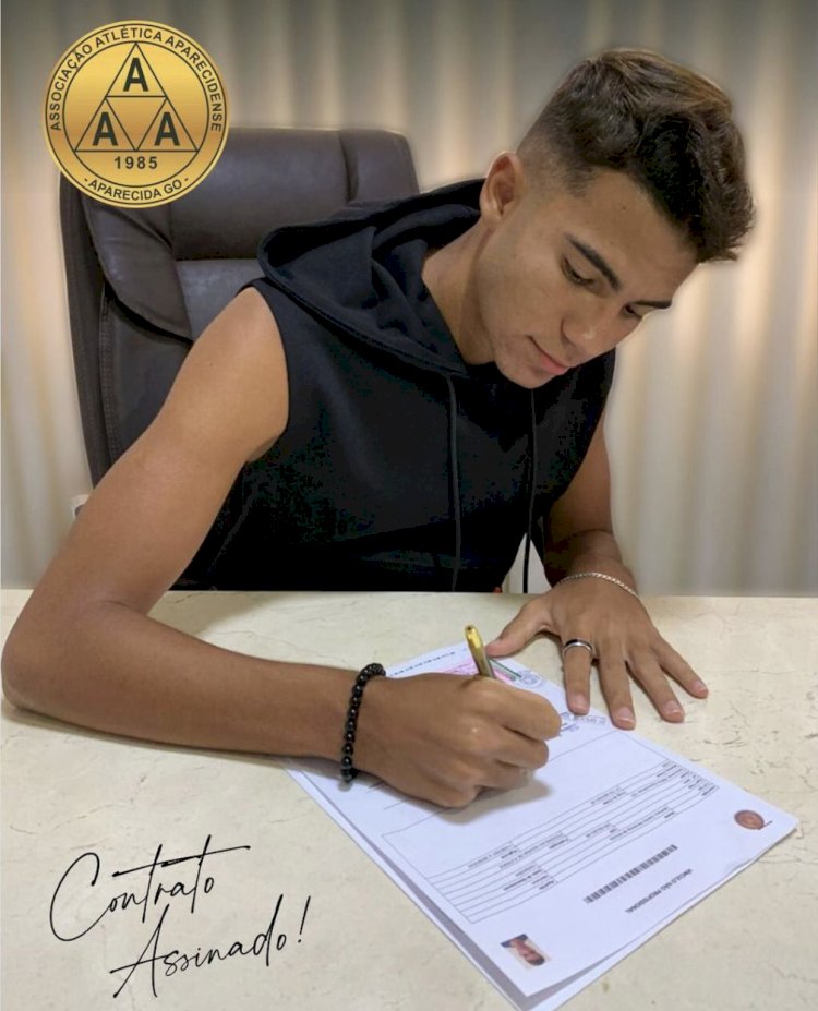 Filho do ex-vice prefeito de Trindade assina primeiro contrato como jogador de futebol: “estou muito feliz, sei que é apenas o começo dessa nova jornada”