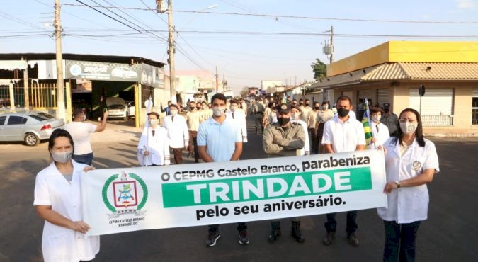 PREFEITO PARTICIPA DE DESFILE CÍVICO COM 200 ALUNOS DE COLÉGIO MILITAR