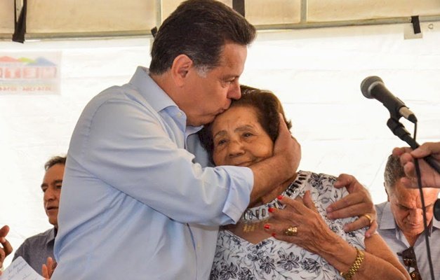 Marconi presta homenagem a dona Garcita Balestra