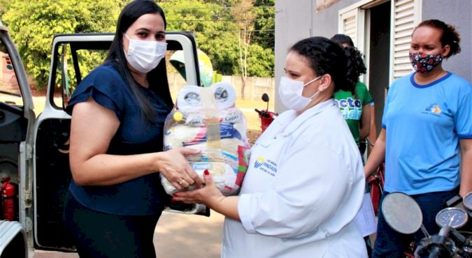 GABRIELA ALVES PROMOVE ENTREGA DE CESTAS DE ALIMENTOS A MORADORES E SERVIDORES MUNICIPAIS DE BAIXA RENDA