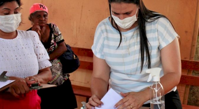 GABRIELA ALVES ENTREGA CESTAS BÁSICAS E LEVA ATENDIMENTOS PARA MORADORES DO SETOR DONA IRIS I