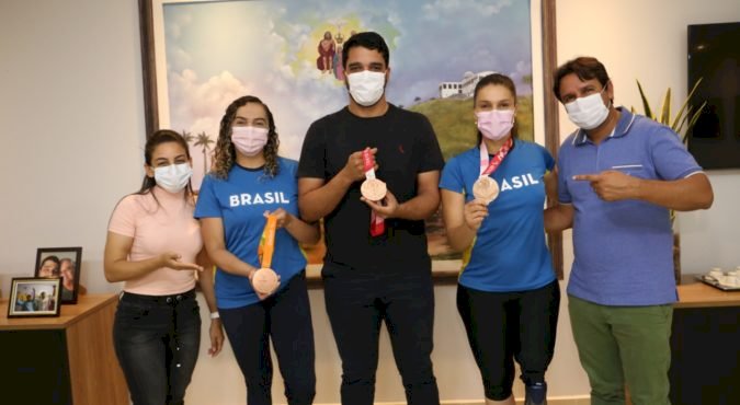 MARDEN JÚNIOR E LUANA VIEIRA RECEBEM VISITA DAS MEDALHISTAS PARALÍMPICAS DE TÓQUIO