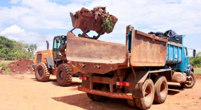 FORÇA TAREFA DA PREFEITURA DE TRINDADE RECOLHE 22 CAMINHÕES DE ENTULHO DO JARDIM LUZ, NA REGIÃO LESTE, EM UM DIA