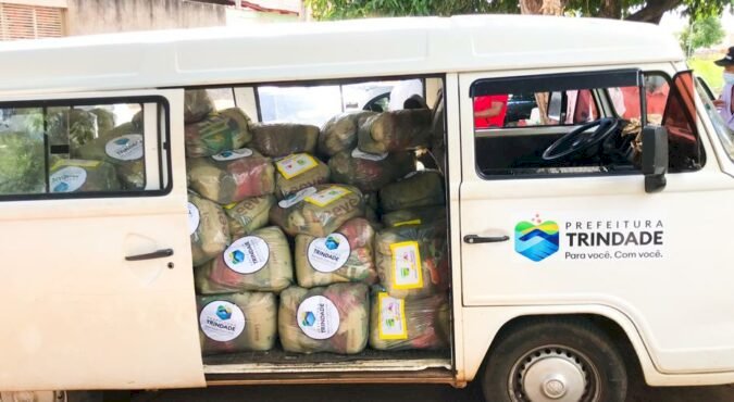 GABRIELA ALVES FEZ ENTREGA DE CESTAS BÁSICAS LOGO NO INÍCIO DA SEMANA DE NATAL