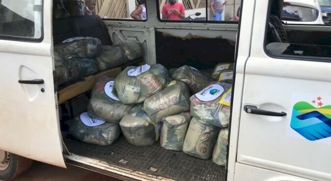 GABRIELA ALVES PROMOVE ENTREGA DE CESTAS PARA MORADORES DA REGIÃO DO CRAS MARCELO BARBOSA