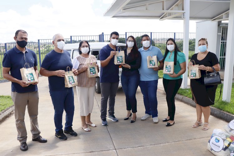 MARDEN JÚNIOR ENTREGA CESTAS PARA SERVIDORES DA UPA, MOTORISTAS DO TRANSPORTE ESCOLAR E SERVIDORES DE OBRAS PÚBLICAS