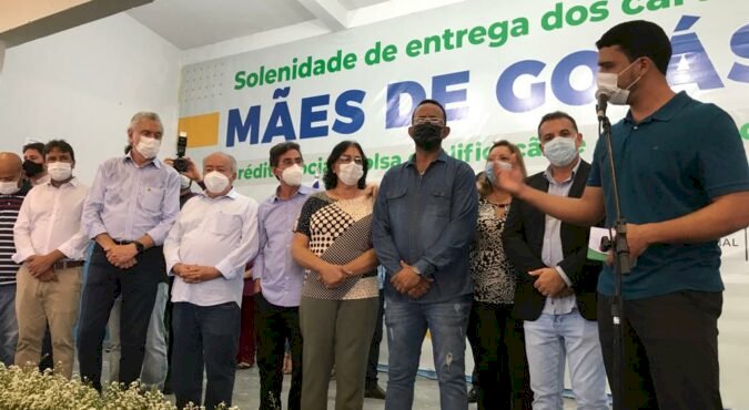 RONALDO CAIADO ENTREGA BENEFÍCIOS SOCIAIS EM TRINDADE E FALA EM AMPLIAR PARCERIAS ADMINISTRATIVAS COM PREFEITO MARDEN JÚNIOR