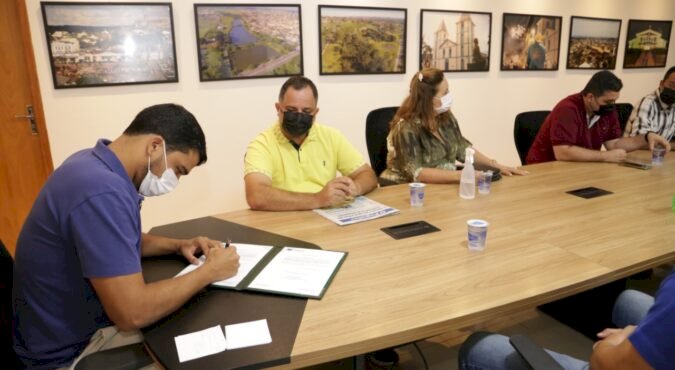 MARDEN JÚNIOR ASSINA ORDEM DE SERVIÇO PARA RETOMADA DAS OBRAS DO CENTRO CULTURAL ARI JÚNIOR NA REGIÃO LESTE