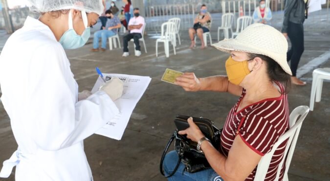 TRINDADE ALCANÇA 100% DOS VACINÁVEIS DE 18 ANOS DE IDADE OU MAIS COM 1ª DOSE E AMPLIA TESTAGEM DE SUSPEITOS DE COVID-19