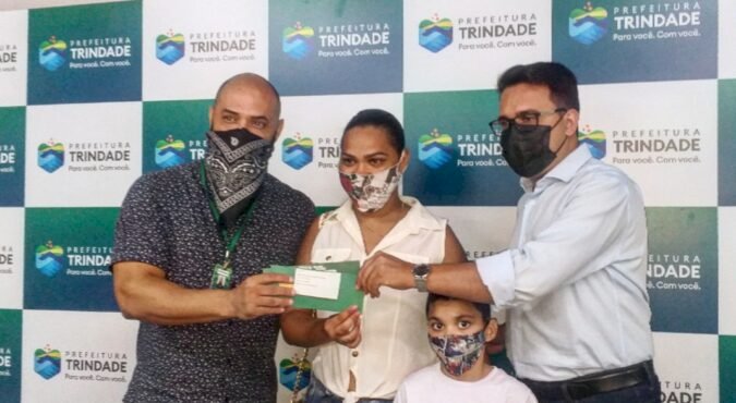 ENTREGUES NA PREFEITURA ÚLTIMOS CARTÕES DE BOLSAS DE QUALIFICAÇÃO DE R$ 250 E CRÉDITOS DE R$ 1.600 A QUASE R$ 4.000