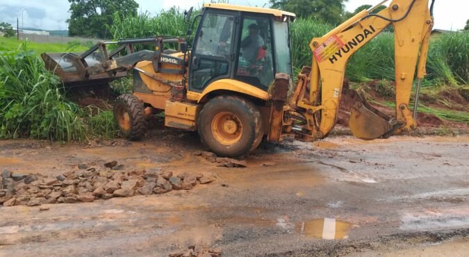 PONTOS CRÍTICOS, COMO BURACOS NO ASFALTO, SÃO FOCO DAS FRENTES DE TRABALHO DA PREFEITURA MESMO NO PERÍODO CHUVOSO