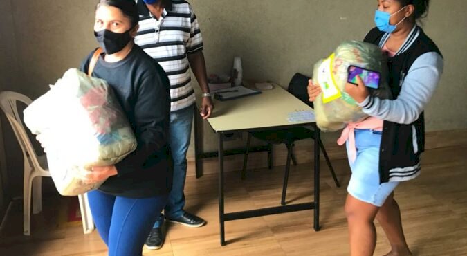 PREFEITURA DE TRINDADE ENTREGA CESTAS A MORADORES DA REGIÃO DO CRAS MARCELO BARBOSA, NA REGIÃO LESTE