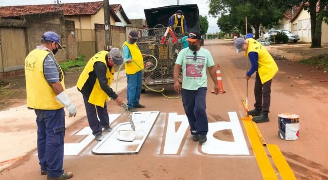 EQUIPES DA PREFEITURA DE TRINDADE APROVEITAM TRÉGUA NAS CHUVAS PARA INTENSIFICAR TRABALHO DE TAPA-BURACOS, ROÇAGEM E SINALIZAÇÃO DE TRÂNSITO