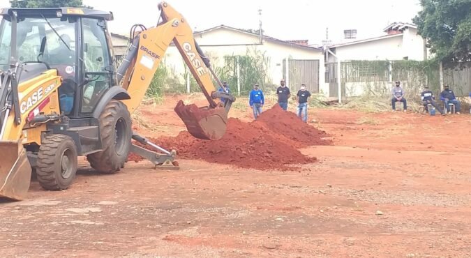 CURSO DE OPERADOR DE RETROESCAVADEIRA OFERECIDO PELA PREFEITURA DE TRINDADE PREPAROU PESSOAL PARA TRABALHAR COM MÁQUINA PESADA