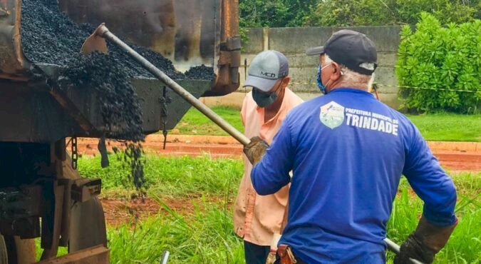 FRENTES DE SERVIÇOS DA PREFEITURA DE TRINDADE ATUAM EM VÁRIOS BAIRROS DA CIDADE. DETERMINAÇÃO DO PREFEITO MARDEN JÚNIOR QUE OS TRABALHOS SEJAM REALIZADOS EM TODOS SETORES DO MUNICÍPIO