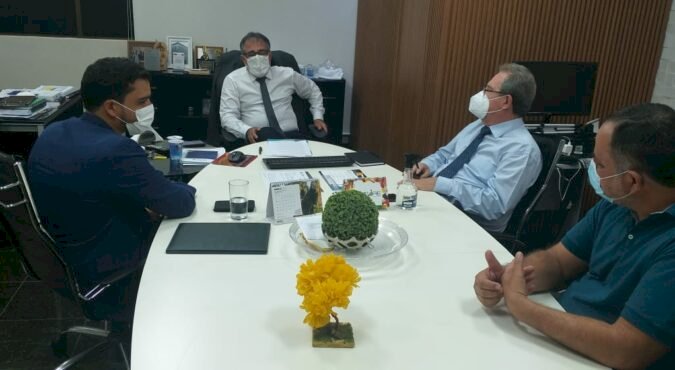MARDEN JÚNIOR E WESLLEY CABEÇÃO REÚNEM COM CONSELHEIRO E COM PRESIDENTE DO TRIBUNAL DE CONTAS DO MUNICÍPIO