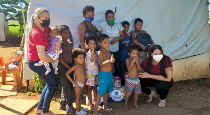 GABRIELA ALVES ORGANIZA AÇÃO SOCIAL PARA LEVAR ALIMENTOS EM RESIDÊNCIAS DE FAMÍLIAS VULNERÁVEIS DO SOLAR SÃO FRANCISCO, NA REGIÃO LESTE DE TRINDADE