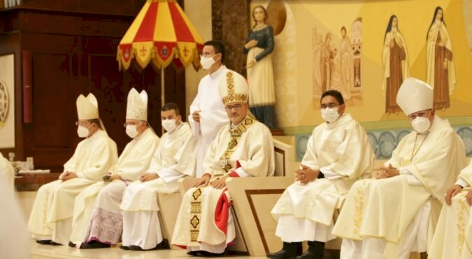 PREFEITO DE TRINDADE MARDEN JÚNIOR PRESTIGIA POSSE DO NOVO ARCEBISPO DE GOIÂNIA, DOM JOÃO JUSTINO E RECEBE SAUDAÇÃO ESPECIAL DELE