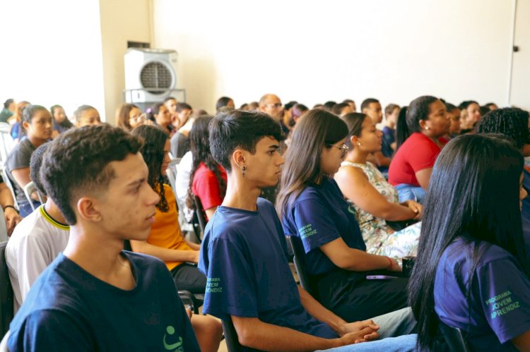 PREFEITURA ENTREGA CERTIFICADOS DE CONCLUSÃO DOS CURSOS DE DIGITAÇÃO E INFORMÁTICA PARA 111 ALUNOS