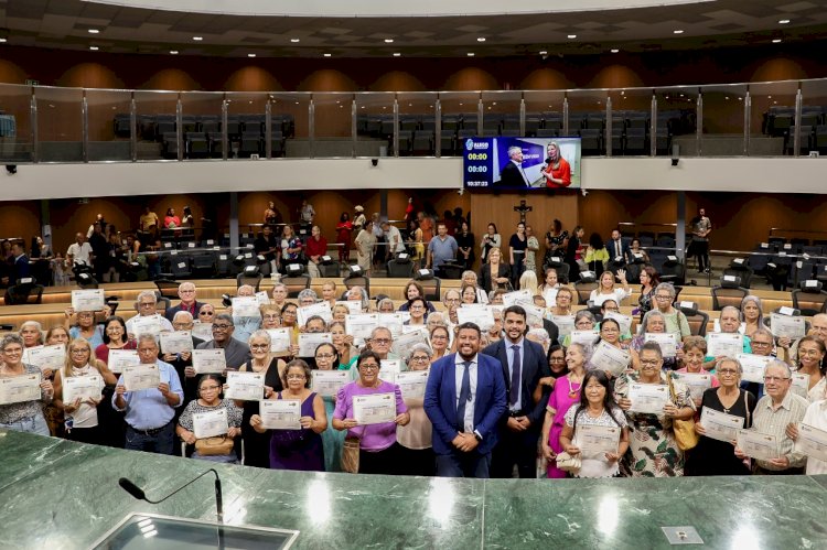 TRINDADENSES RECEBEM HOMENAGEM EM SESSÃO SOLENE NA ASSEMBLEIA LEGISLATIVA