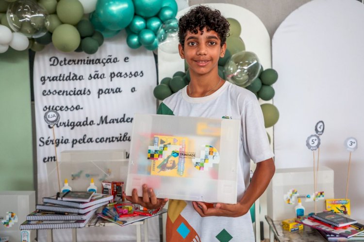 PREFEITURA ENTREGA KITS DE MATERIAIS ESCOLARES PARA MAIS DE15 MIL ALUNOS DA REDE MUNICIPAL DE ENSINO