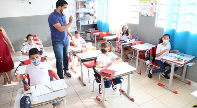 MARDEN JÚNIOR E O PROFESSOR SÉRGIO SANCHES ACOMPANHARAM RETORNO PRESENCIAL ÀS ESCOLAS DE TRINDADE NESTA SEGUNDA-FEIRA, 4